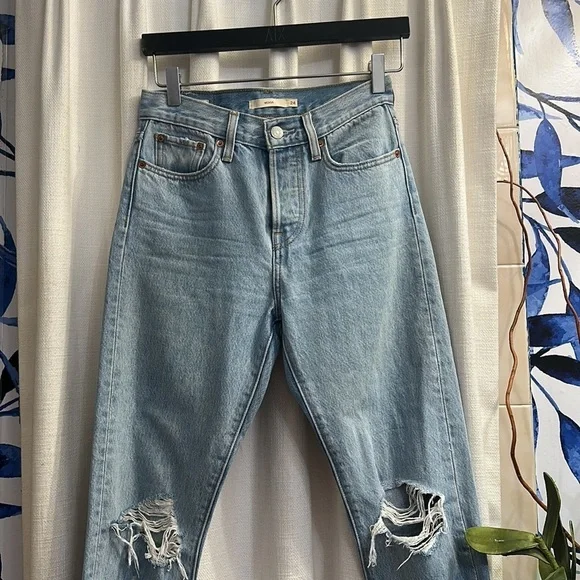 NWOT Women’s Levi’s Premium Distressed Wedgie Fit Jeans Size 24 - Picture 2 of 9